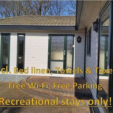 Ruim Familie Chalet Tot 4 Personen Op De Veluwe Bungalowpark De Kern 皮滕 外观 照片